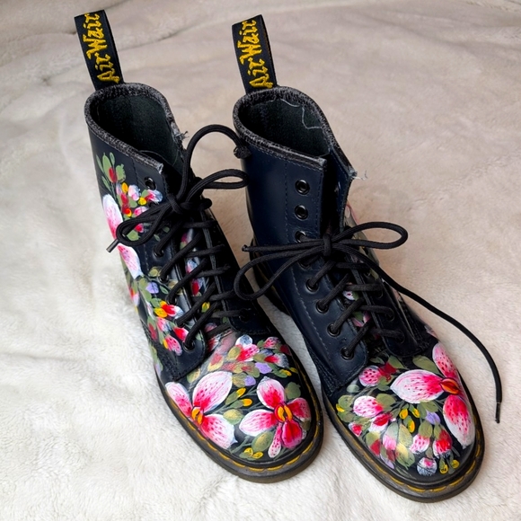 Dr. Martens "hand painted in France" 1460 Vonda II Women's ankle boot! (W-10) - Picture 2 of 14